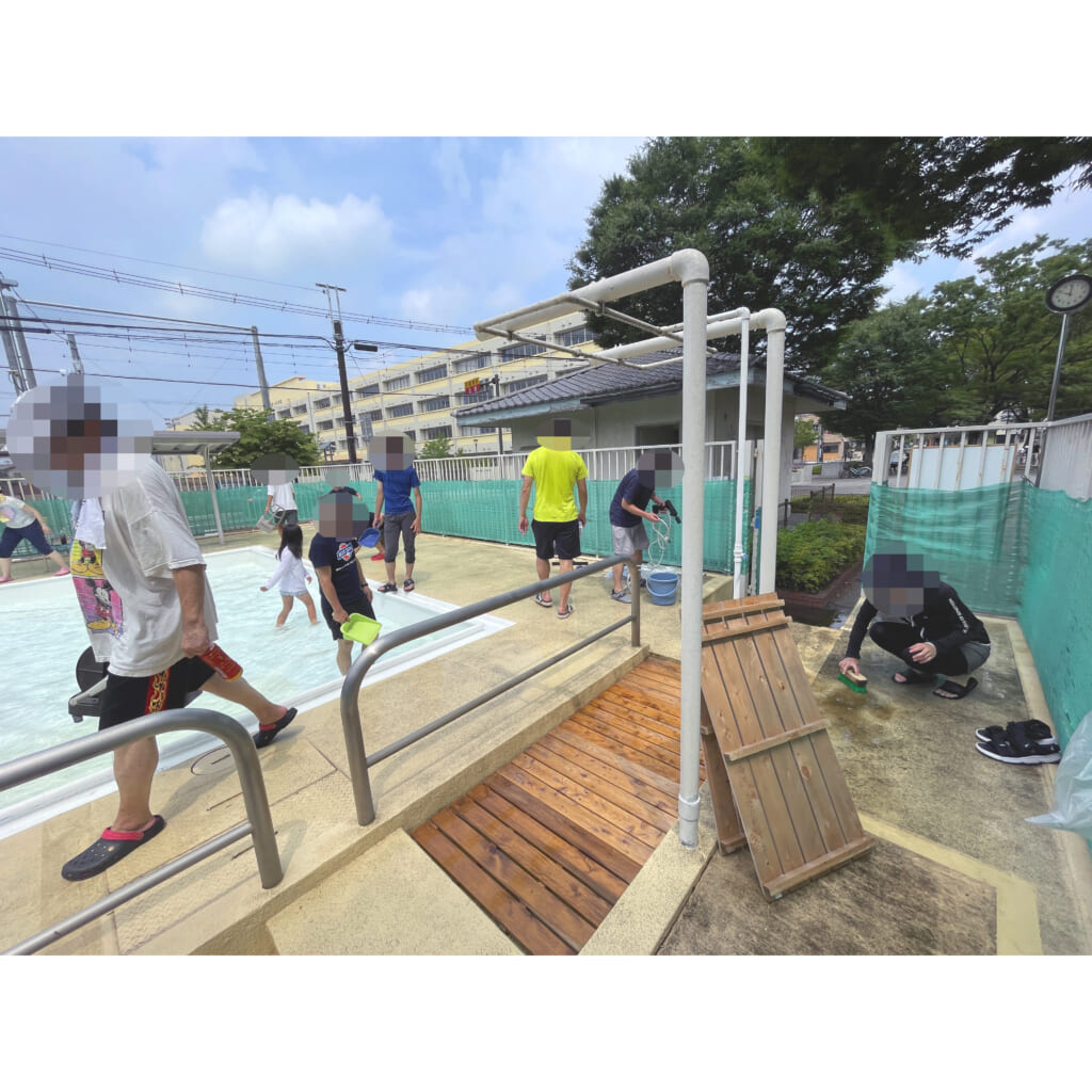 東町公園ちびっ子プール大掃除
